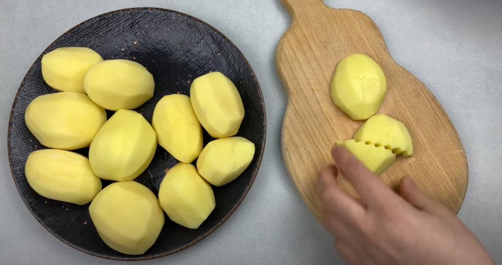 Разнообразила рецепт картошки по-селянски: запекаю ее с сочными тефтелями
