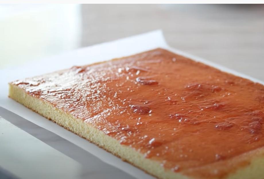 Простой рецепт вкусного бисквитного рулета с добавлением яблочного джема: десерт прекрасно подойдет к чаю