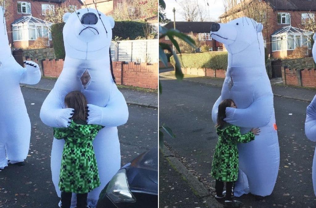 Чтобы повидать внуков, бабушка с дедушкой переоделись в костюмы белых медведей
