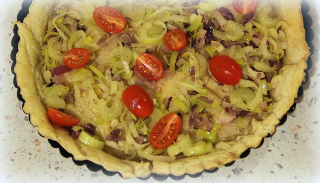 Открытый пирог из готового слоеного теста с лососем и овощами: рецепт вкусного быстрого ужина