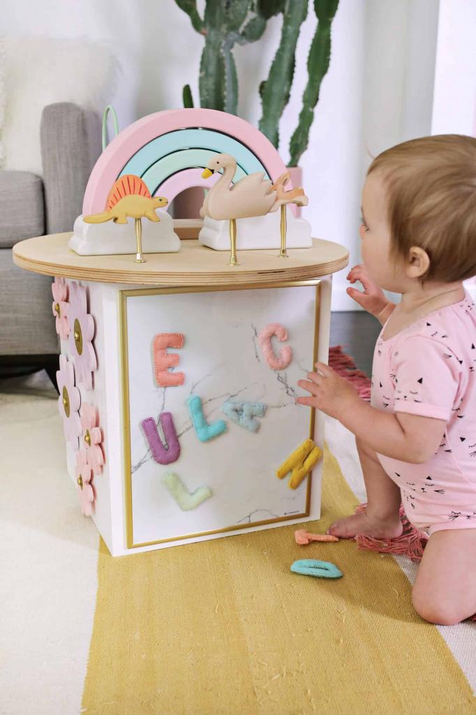 Развивающая игрушка с очень нежным и стильным дизайном: мастерим для малыша деревянный кубик со счетами, буквами и другими 