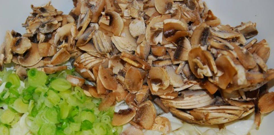 Блинчики с грибами, овощами и колбасой под сыром: рецепт из старого блокнота