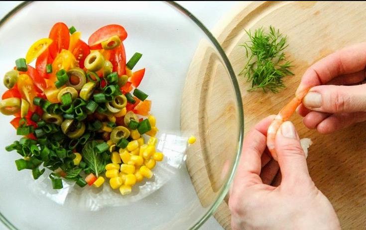 Один из лучших салатов с креветками: добавляю оливки, помидор, перчик, кукурузу и салатную смесь. Поливаю специальной заправкой