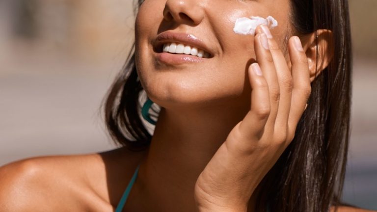 Увлажняющие кремы помогут защитить нежную кожу лица от воздействия низких температур: несколько советов косметологов
