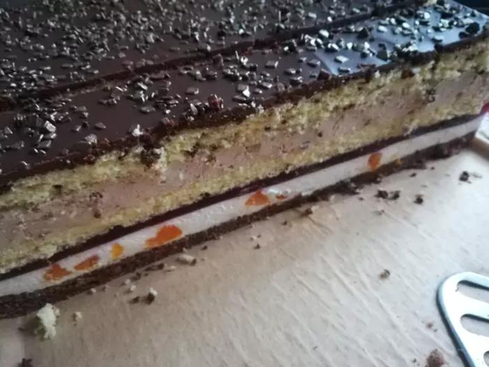 Красивый и очень вкусный многослойный торт: три разных бисквита, два крема, желе и шоколадная глазурь