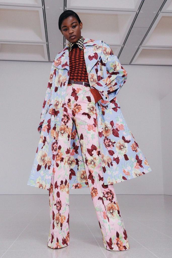 Широкие брюки, оверсайз-пальто и цветочный принт: тренды, которые будет носить Виктория Бекхэм весной-2021