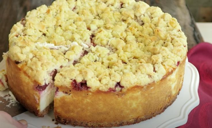 Простой и вкусный чизкейк с вишней и хрустящей крошкой: рецепт десерта