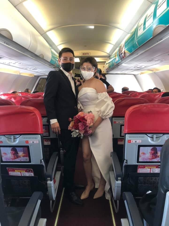 Любовь витает в воздухе: филиппинская пара решила поделиться своим самым счастливым днем со 130 пассажирами, летевшими на Боракай