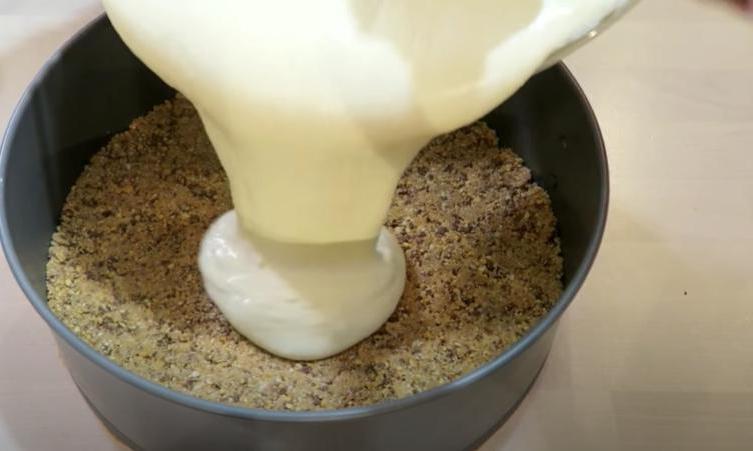 Простой и вкусный чизкейк с вишней и хрустящей крошкой: рецепт десерта
