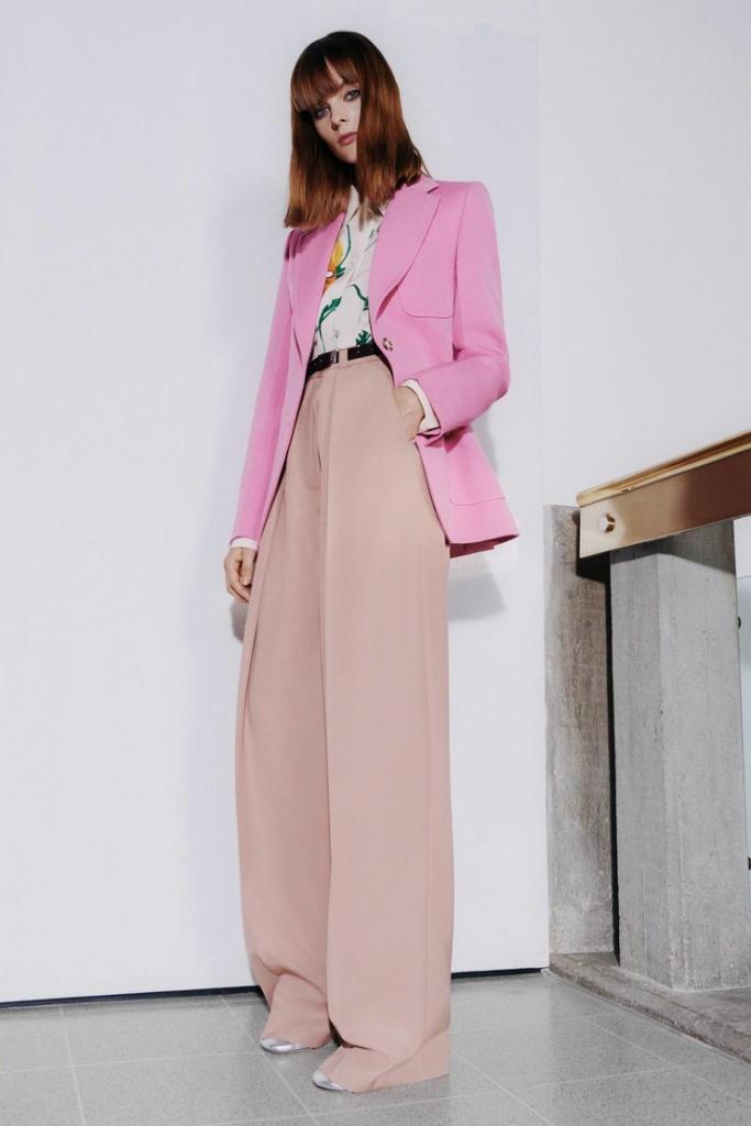 Широкие брюки, оверсайз-пальто и цветочный принт: тренды, которые будет носить Виктория Бекхэм весной-2021