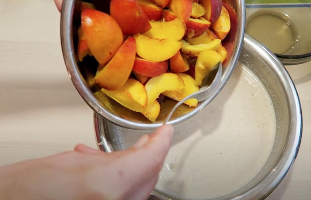 Без сахара и без глютена - настоящий веганский пирог с персиками: фрукты можно брать консервированные или заменять на яблоки