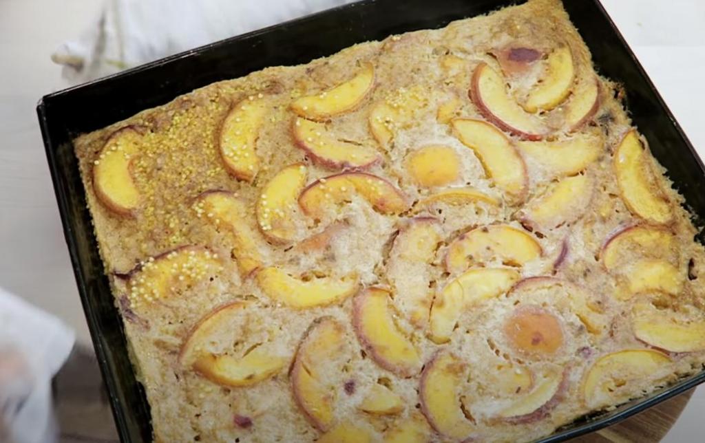 Без сахара и без глютена - настоящий веганский пирог с персиками: фрукты можно брать консервированные или заменять на яблоки