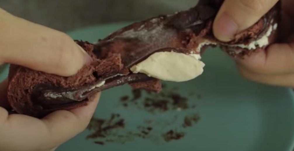 Сверху бисквит, а внутри нежный крем и упругий слой шоколадного теста из рисовой муки: готовим шоколадный рулет, который впечатляет вкусом и красотой дизайна