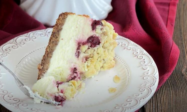 Простой и вкусный чизкейк с вишней и хрустящей крошкой: рецепт десерта