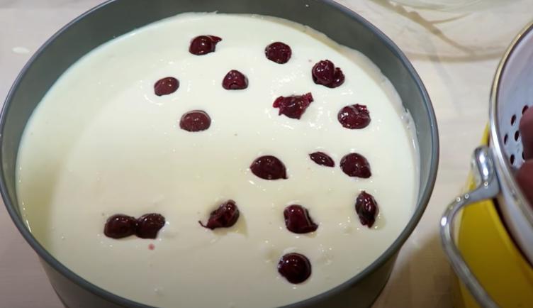 Простой и вкусный чизкейк с вишней и хрустящей крошкой: рецепт десерта