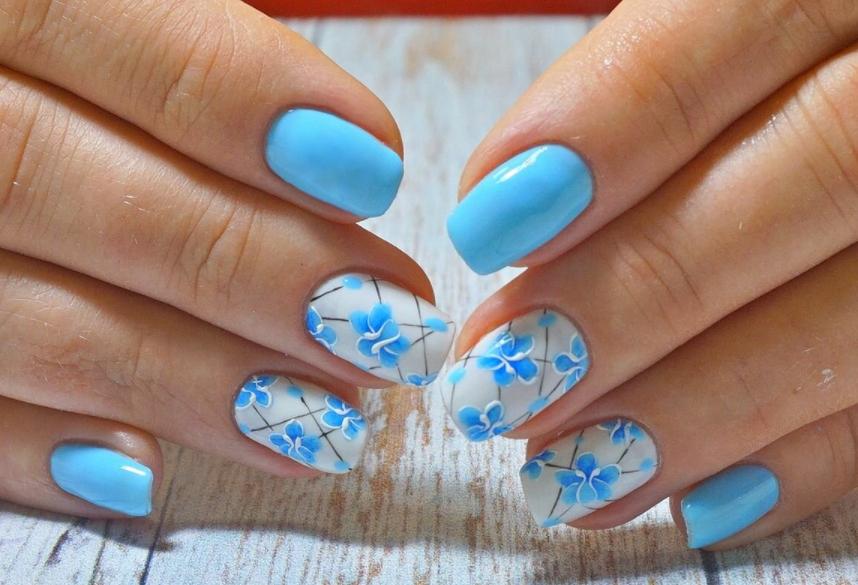 Создаем весеннее настроение, украшая пальчики нежным маникюром: 10 идей с голубым лаком и цветочным принтом