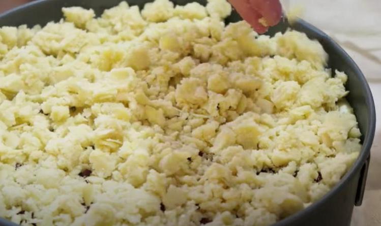 Простой и вкусный чизкейк с вишней и хрустящей крошкой: рецепт десерта