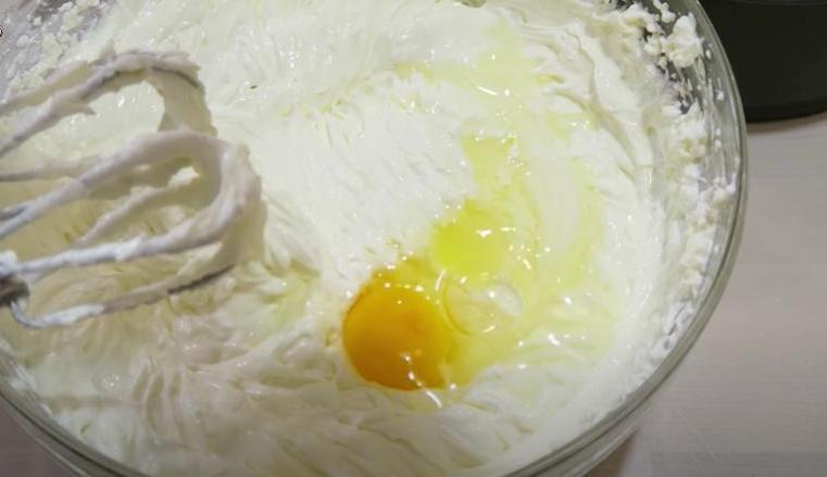 Простой и вкусный чизкейк с вишней и хрустящей крошкой: рецепт десерта