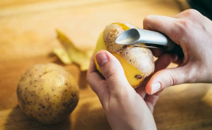 Не спешите избавляться от тесной обуви: ее растянет картошка