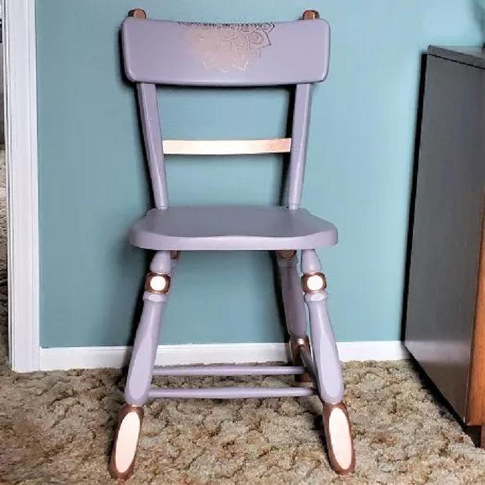 Старый стул не вписывался в интерьер нашего дома, и я решила его преобразить: результат просто невероятен