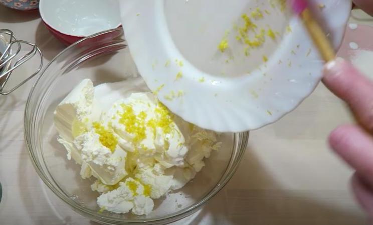 Простой и вкусный чизкейк с вишней и хрустящей крошкой: рецепт десерта