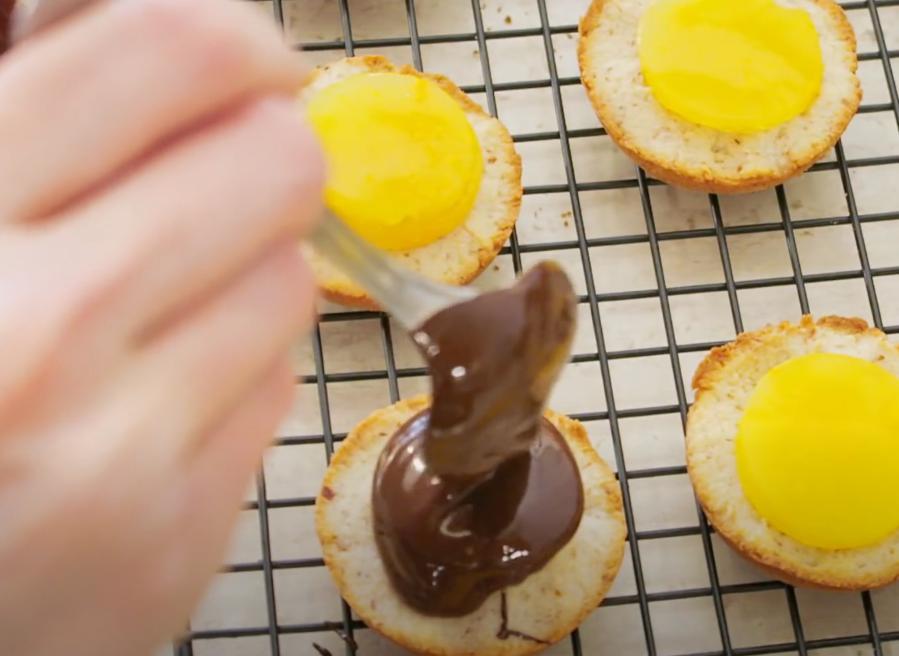 Вкусное печенье с апельсиновым желе, покрытое глазурью из темного шоколада: рецепт десерта