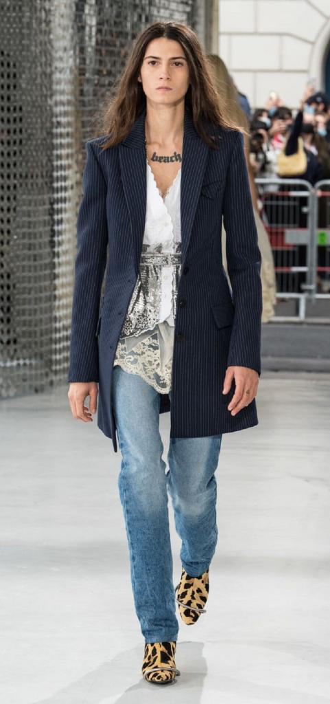 Пиджак и джинсы названы идеальной парой весны-2021: модные и стильные образы сезона
