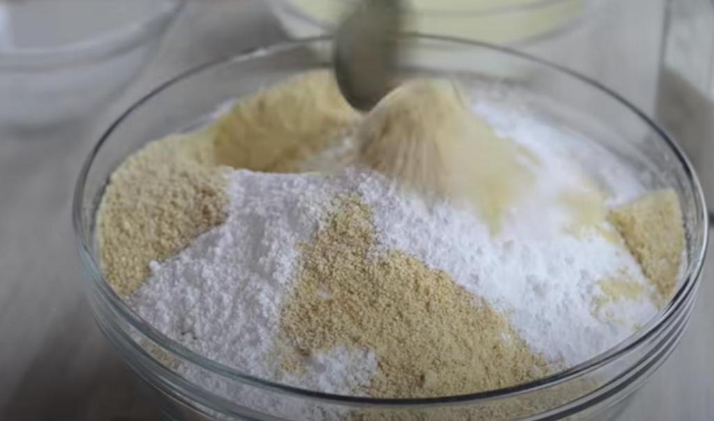 Ванилин насыпан в миску. Круглые с выемкой посередине маленькие тесто. Что можно использовать вместо ванильного сахара. Что может заменить ванильный сахар в выпечке.