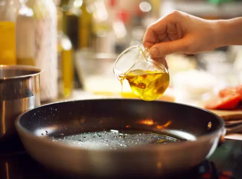 Быстрее нагреется и не поцарапается: 7 причин, почему на вашей кухне стоит иметь посуду из углеродистой стали