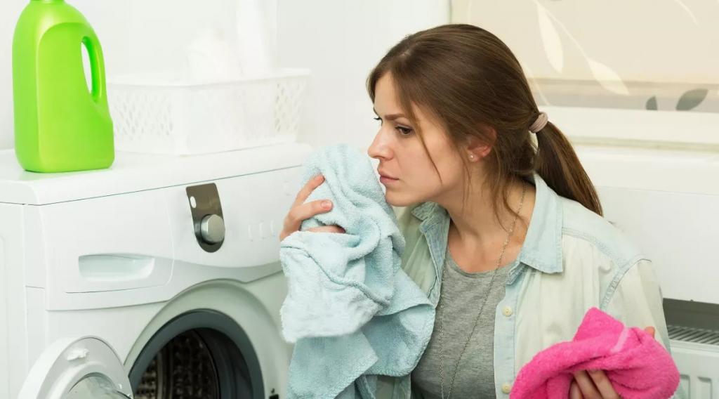 Мокрое белье в стиральной машине начнет пахнуть сыростью через 12 часов: мнение эксперта Люсинды Оттуш