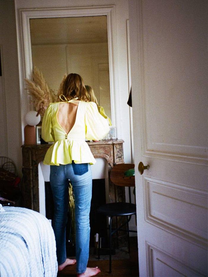 Девушка переехала в Париж и пересмотрела свой гардероб. Теперь у нее только четыре вещи, которые она носит с джинсами