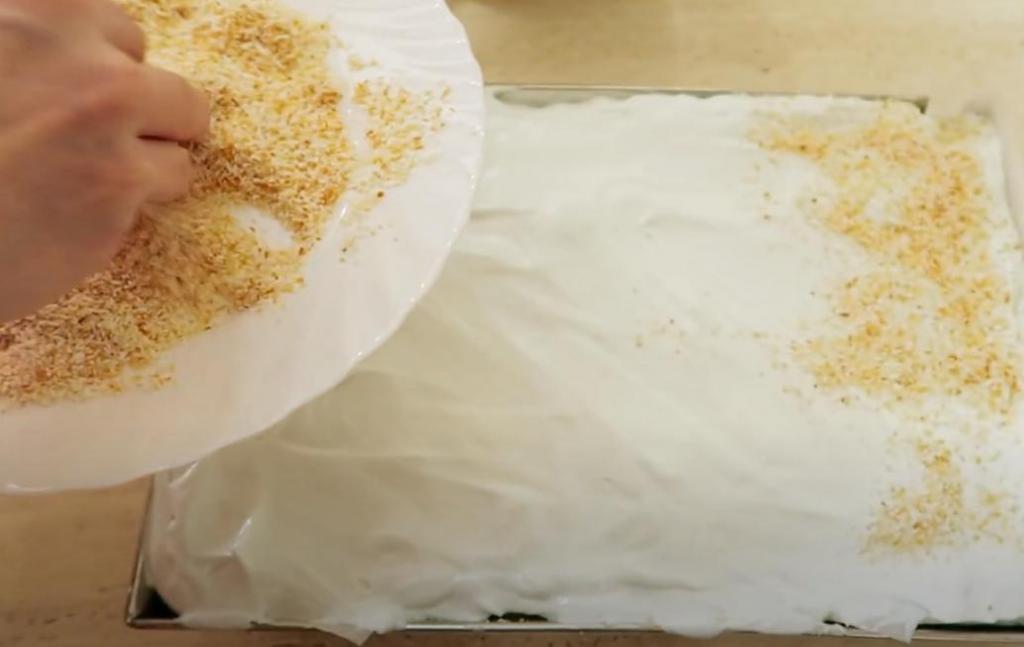 Маково-бисквитный торт «Звезда» с кокосом и ананасом: рецепт нежного ароматного десерта