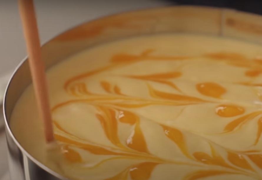 Отличный способ соединить два вкусных десерта в одном лакомстве: готовим манговый чизкейк с начинкой а-ля панакота