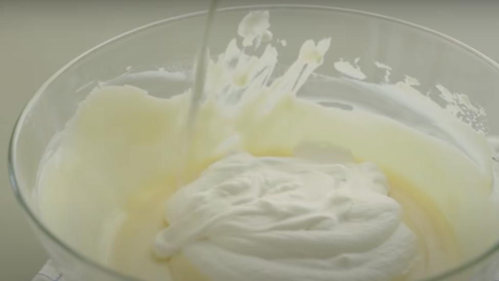 Любителям цитрусовых: как приготовить домашний тортик с нежным кремом и лаймовой прослойкой