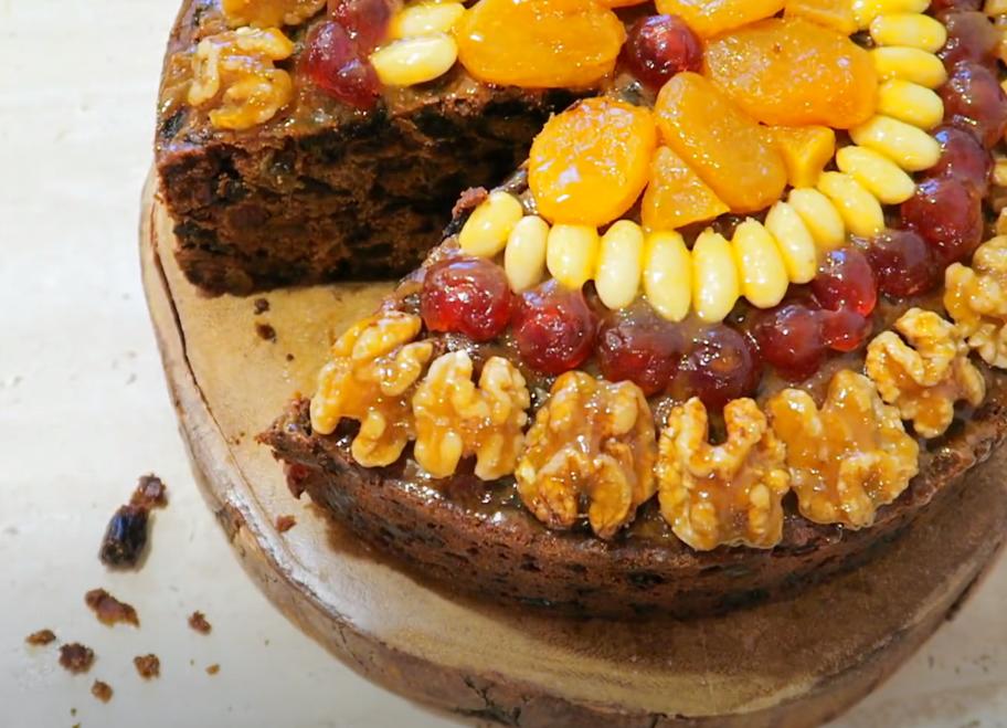Яркий и вкусный пирог с сухофруктами и джемом: сладости можно брать любые, по своему вкусу