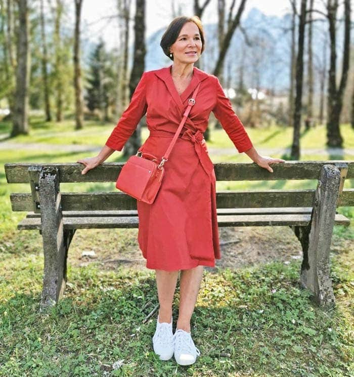 Платье длины миди — тренд весеннего сезона: модные образы с ним для женщин старше 40