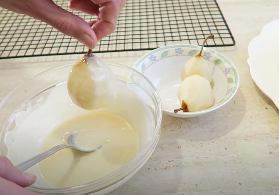 Смазывать яйца маслом. Можно ли в белый шоколад добавить краситель. Как мужчине помазать яйца детским кремом.
