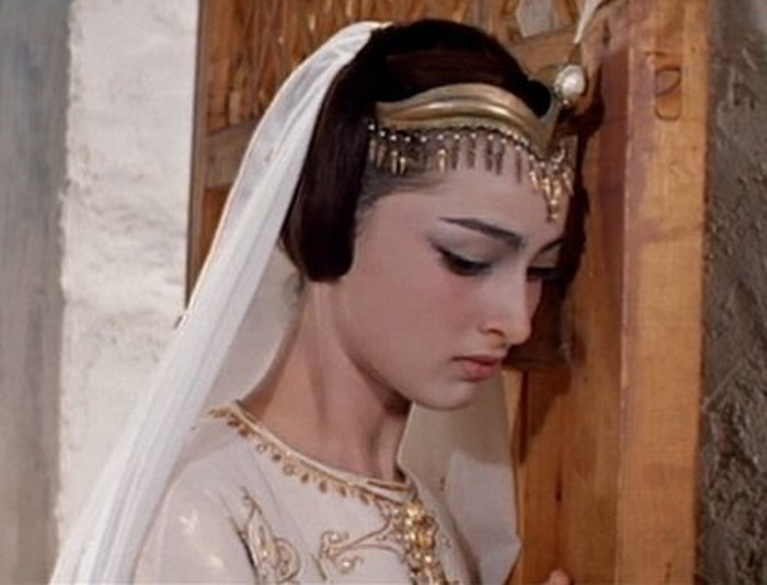 Она сыграла принцессу Будур в «Волшебной лампе Аладдина». Как сегодня выглядит очаровательная грузинка Додо Чоговадзе (фото)