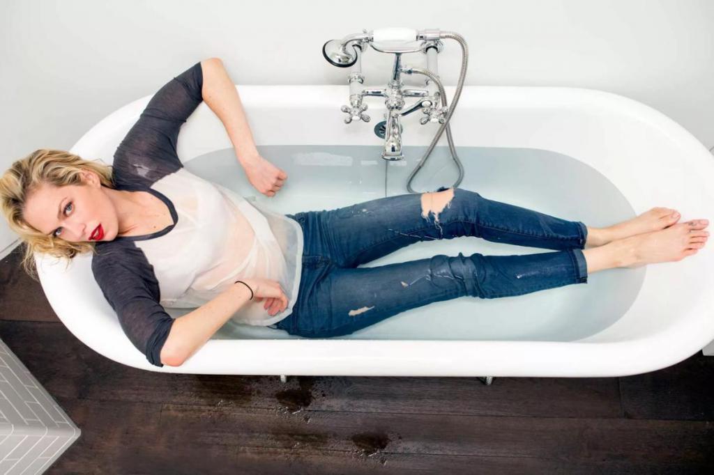 Как подогнать джинсы по фигуре: постирать в горячей воде и другие советы