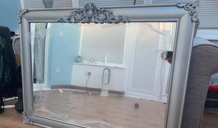 Превратила простое зеркало в сосновой раме в антикварный декор для гостиной (фото до и после)