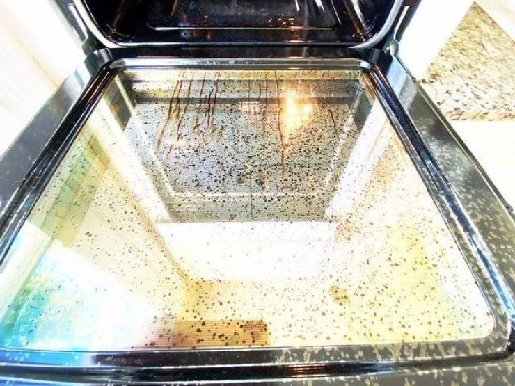 Дверцы от духовки отмыть легко с помощью таблетки для посудомоечной машинки (лайфхак)