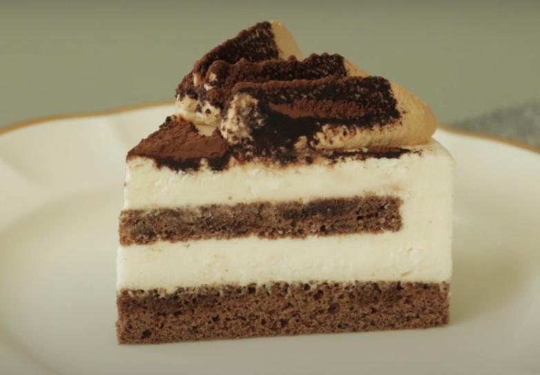 Бисквитный тортик с кофейными коржами, нежным кремом и какао-порошком: как приготовить изысканное лакомство в домашних условиях