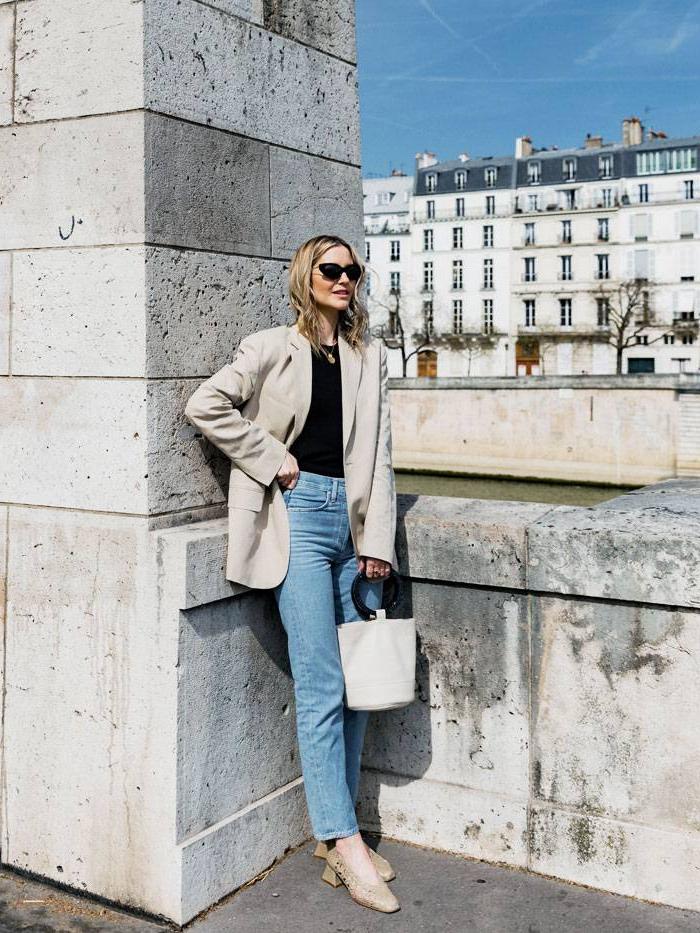 Девушка переехала в Париж и пересмотрела свой гардероб. Теперь у нее только четыре вещи, которые она носит с джинсами
