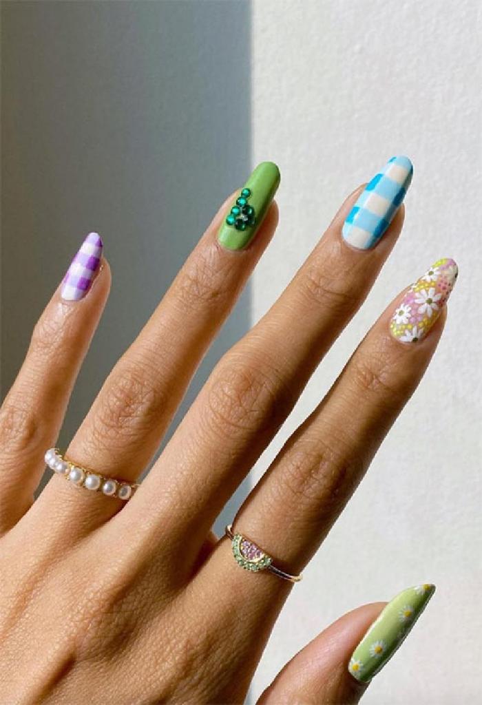 Длинные ногти можно украсить ультрамодными рисунками: интересные идеи от милых цветочков до абстракции