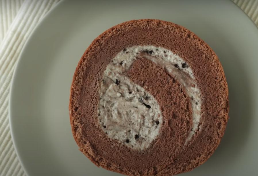 Бисквитный рулет с начинкой  Орео : смешиваю воздушный крем с печеньем, заворачиваю и подаю к столу