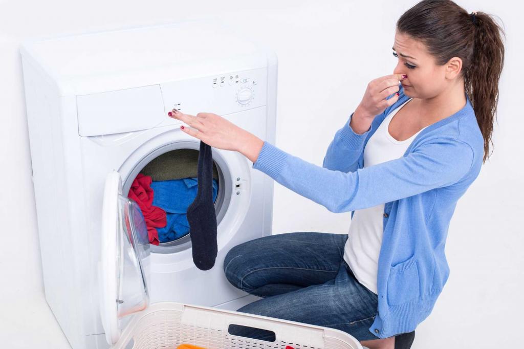 Мокрое белье в стиральной машине начнет пахнуть сыростью через 12 часов: мнение эксперта Люсинды Оттуш