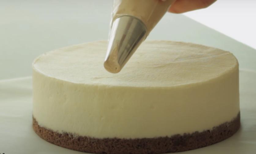 Бисквитный тортик с кофейными коржами, нежным кремом и какао-порошком: как приготовить изысканное лакомство в домашних условиях