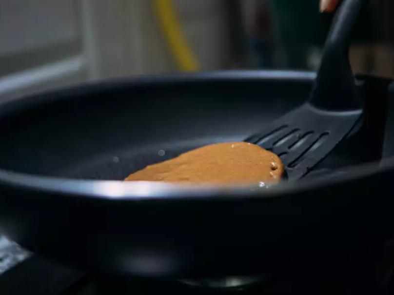Быстрее нагреется и не поцарапается: 7 причин, почему на вашей кухне стоит иметь посуду из углеродистой стали