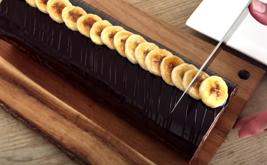 Шоколадно-банановый рулетик с глянцевой поверхностью: ваши труды оценят
