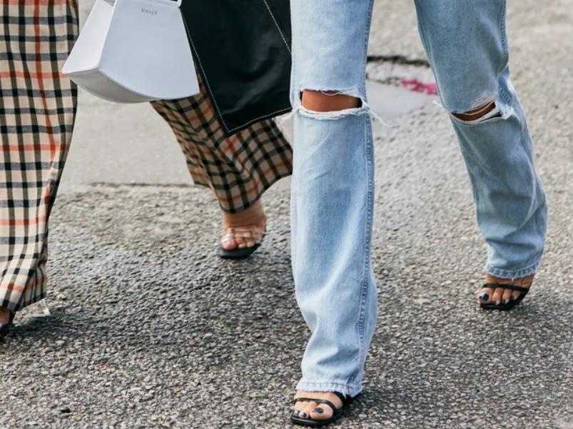 Расклешенные джинсы - тренд 2021 года: какую обувь выбрать для идеального образа